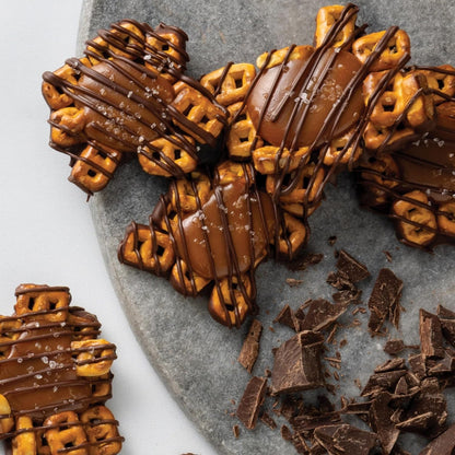 Snappers Sweet Caramel & Pretzels Cluster Crunchy Pretzel Snack with Milk Chocolate 6 oz